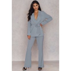 Hannalicious x NA-KD Spodnie garniturowe bootcut - Grey. Szare spodnie z wysokim stanem marki Hannalicious x NA-KD, z poliesteru, z podwyższonym stanem. W wyprzedaży za 60,88 zł.