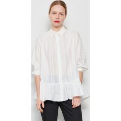 Koszula oversize z falbaną - Biały. Białe koszule damskie Reserved, bez wzorów, bez kołnierzyka, bez rękawów. Za 119,99 zł.