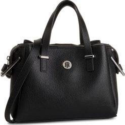 Torebka TOMMY HILFIGER - Core Med Satchel AW0AW06816 002. Czarne torebki klasyczne damskie TOMMY HILFIGER, bez wzorów, ze skóry ekologicznej, klasyczne, na ramię, bez dodatków. Za 649,00 zł.
