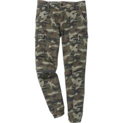 Spodnie bojówki ze stretchem Slim Fit Straight bonprix oliwkowy moro. Zielone spodnie męskie bonprix, m, moro. Za 129,99 zł.