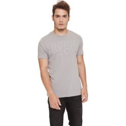 T-shirt w kolorze jasnoszarym. Szare t-shirty męskie Lonsdale, Kangol, s, bez wzorów, z okrągłym kołnierzem. W wyprzedaży za 39,95 zł.