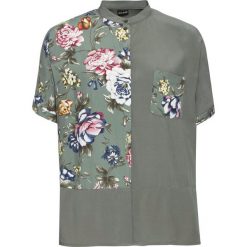Bluzka oversize z nadrukiem bonprix oliwkowy w kwiaty. Zielone koszulki damskie bonprix, z nadrukiem, z asymetrycznym kołnierzem, z krótkim rękawem. Za 84,99 zł.