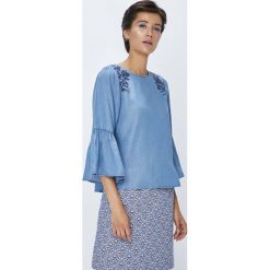 Medicine - Bluzka Rustic Indigo. Niebieskie bluzki z odkrytymi ramionami marki MEDICINE, l, z aplikacjami, z lyocellu, casualowe, z okrągłym kołnierzem. W wyprzedaży za 49,90 zł.