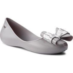 Baleriny ZAXY - Glam Sap Hugtec Ad 17194 Grey 90140 BB285059 02064. Szare baleriny damskie Zaxy, bez wzorów, z tworzywa sztucznego, klasyczne, bez obcasa, na płaskiej podeszwie, bez zapięcia. W wyprzedaży za 139,00 zł.