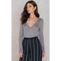 NA-KD Sweter z dzianiny z dekoltem V - Grey. Szare swetry klasyczne damskie marki NA-KD, z dzianiny, z dekoltem w serek. W wyprzedaży za 55,48 zł.