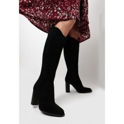 Czarne Kozaki Denisa. Czarne kozaki damskie Born2be, bez obcasa, na obcasie, bez zapięcia. Za 179,99 zł.