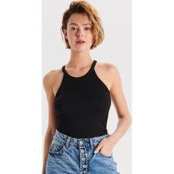 Top z dekoltem halter - Czarny. Czarne topy damskie Cropp, xs, bez wzorów, bez kołnierzyka. W wyprzedaży za 9,99 zł.