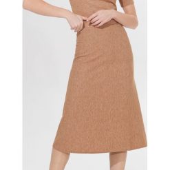 Dzianinowa spódnica midi - Beżowy. Brązowe spódniczki damskie Mohito, s, bez wzorów, z dzianiny, midi. W wyprzedaży za 29,99 zł.