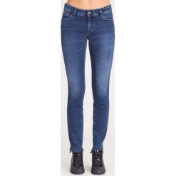 JEANSY SUPER SKINNY FIT ARMANI EXCHANGE. Niebieskie jeansy damskie Armani Exchange, z obniżonym stanem. Za 274,50 zł.