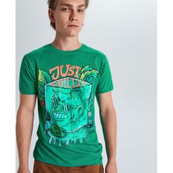 Koszulka z nadrukiem Just Chillin - Turkusowy. Niebieskie koszulki męskie Cropp, s, z nadrukiem, bez kołnierzyka, bez rękawów. W wyprzedaży za 19,99 zł.
