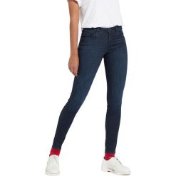 Jeansy Wrangler Skinny W28KSZ21H. Niebieskie jeansy damskie Wrangler. W wyprzedaży za 239,99 zł.