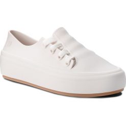 Półbuty MELISSA - Ulitsa Sneaker Ad 32338 White/Beige 51572. Białe półbuty damskie marki Melissa, bez wzorów, z tworzywa sztucznego, bez obcasa, na płaskiej podeszwie, bez zapięcia. Za 315,00 zł.