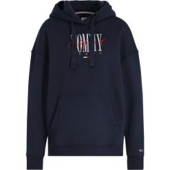 Bluza Tommy Jeans DW0DW06784. Niebieskie bluzy damskie Tommy Jeans, s, bez wzorów, z bawełny, bez rękawów, bez kaptura. W wyprzedaży za 229,00 zł.