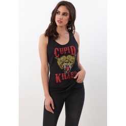 Top w kolorze czarnym. Czarne bluzki damskie marki Cupid Killer, Azzaria, l, z nadrukiem, z okrągłym kołnierzem. W wyprzedaży za 99,95 zł.