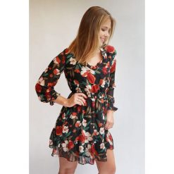 Boho sukienka z falbanami i dekoltem w kwiaty CHLOE. Czarne sukienki damskie Endoftheday, na spotkanie biznesowe, na jesień, s, w kwiaty, z poliesteru, boho, bez kołnierzyka, bez rękawów, mini. Za 169,00 zł.