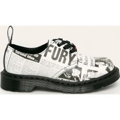 Dr. Martens - Półbuty skórzane 1461 x Sex Pistols. Białe mokasyny damskie Dr. Martens, bez wzorów, ze skóry, z okrągłym noskiem, bez obcasa, na obcasie, na sznurówki. W wyprzedaży za 559,90 zł.