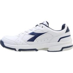 Diadora VOLEE Obuwie multicourt white/estate blue. Białe buty trekkingowe męskie Diadora, z materiału, outdoorowe. Za 229,00 zł.