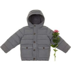 Kurtka w kolorze szarym. Szare kurtki chłopięce Benetton Kids, na zimę, bez wzorów, z polaru, bez kaptura. W wyprzedaży za 77,95 zł.