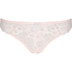 Stringi "Mably" w kolorze jasnoróżowym. Różowe stringi damskie Lascana & Co., w koronkowe wzory, z koronki. W wyprzedaży za 34,95 zł.