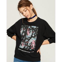 Bluza z kolorową aplikacją - Czarny. Czarne bluzy damskie Sinsay, l, z aplikacjami. W wyprzedaży za 19,99 zł.
