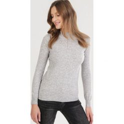 Jasnoszary Sweter Sharera. Szare swetry damskie Born2be, s, bez wzorów, bez rękawów, bez kaptura. Za 69,99 zł.