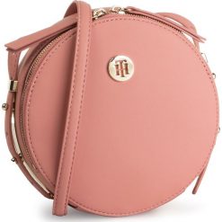 Torebka TOMMY HILFIGER - Modern Hardware Round Xover AW0AW06916 675. Różowe listonoszki damskie TOMMY HILFIGER, bez wzorów, ze skóry ekologicznej, na ramię, bez dodatków. Za 579,00 zł.