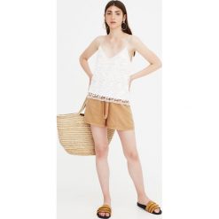 Szydełkowa koszulka na ramiączkach. Szare koszulki damskie marki Pull&Bear, bez wzorów, bez kołnierzyka, bez rękawów. Za 89,90 zł.