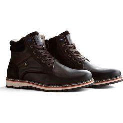 Skórzane sneakersy "Stordal" w kolorze brązowym. Pomarańczowe sneakersy męskie Travelin', z okrągłym noskiem, na sznurówki. W wyprzedaży za 369,95 zł.