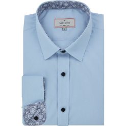 Błękitna Bawełniana Koszula z Długim Rękawem -VICTORIO- Granatowe Guziki, Orientalny Wzór Wewnątrz KSDWVCTO0377. Niebieskie koszule męskie Victorio, bez wzorów, z bawełny, eleganckie, ze stójką, z długim rękawem. Za 119,00 zł.