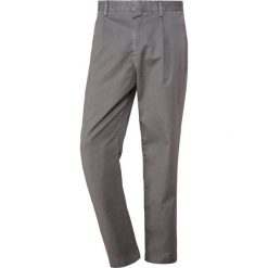 Chinosy męskie: CLOSED ALTON PLEATED Chinosy charcoal