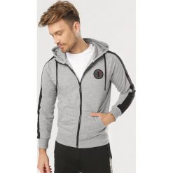 Szara Bluza Chelney. Szare bluzy męskie Born2be, xl, bez wzorów, bez kołnierzyka, bez rękawów, bez kaptura. Za 79,99 zł.