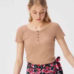 Prążkowany t-shirt z guzikami - Beżowy. Brązowe t-shirty damskie Sinsay, s, bez wzorów, prążkowane, bez kołnierzyka. Za 29,99 zł.