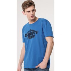 Niebieska Koszulka Optionally. Niebieskie koszulki męskie Born2be, xl, z nadrukiem, z dzianiny, z okrągłym kołnierzem, z krótkim rękawem, krótkie. Za 39,99 zł.