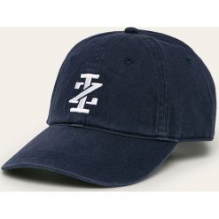 Izod - Czapka. Czerwone czapki męskie IZOD, bez wzorów, z bawełny. W wyprzedaży za 69,90 zł.