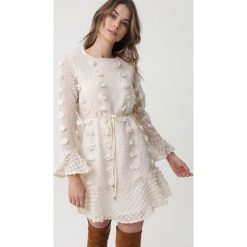 Kremowa Sukienka Eraring. Brązowe sukienki damskie Born2be, na imprezę, m, w paski, z falbankami, bez rękawów, długie, mini. Za 129,99 zł.