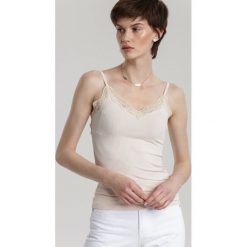 Jasnobeżowy Top Alaphaia. Brązowe bluzki damskie Renee, xl, w koronkowe wzory, z dzianiny, z dekoltem w serek, bez rękawów. Za 39,99 zł.