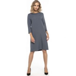 Trapezowa Niebieska Sukienka z Kołnierzykiem JACKIE KENNEDY. Niebieskie sukienki damskie Molly.pl, na co dzień, s, z aplikacjami, eleganckie, bez kołnierzyka, bez rękawów, trapezowe. Za 139,90 zł.