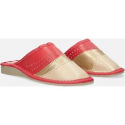 Malinowe kapcie skórzane casu d-k-56. Różowe kapcie damskie Casu. Za 29,99 zł.