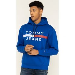 Bluza Tommy Jeans Tjm Reflective Flag DM0DM07410. Niebieskie bluzy męskie Tommy Jeans, m, bez wzorów, z bawełny, bez kołnierzyka, bez rękawów, bez kaptura. W wyprzedaży za 299,00 zł.