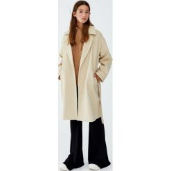 Długi płaszcz z flauszu z paskiem. Szare płaszcze damskie marki Pull&Bear, długie. Za 249,00 zł.