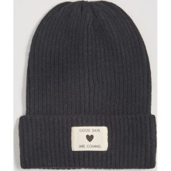 Czapka beanie z naszywką - Czarny. Czarne czapki damskie Sinsay, z aplikacjami. W wyprzedaży za 14,99 zł.