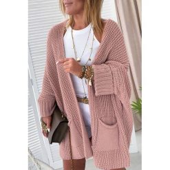 Sweter damski FANCY PINK. Różowe bluzy damskie Sweter damski FANCY PINK, uniwersalny, bez wzorów, z długim rękawem, długie, bez kaptura. W wyprzedaży za 89,00 zł.