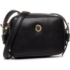 Torebka TOMMY HILFIGER - Classic Saffiano Camera Bag AW0AW07667 Blk BDS. Czarne listonoszki damskie TOMMY HILFIGER, bez wzorów, ze skóry ekologicznej, bez dodatków. W wyprzedaży za 309,00 zł.