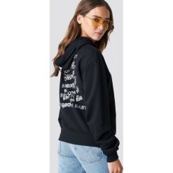 NA-KD Bluza z kapturem Brooklyn Baby - Black. Czarne bluzy niemowlęce NA-KD, z nadrukiem, z długim rękawem, długie, z kapturem. Za 161,95 zł.