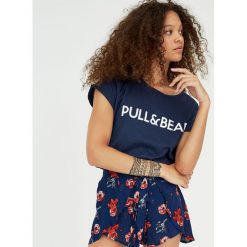 Koszulka z logo P&B. Zielone koszulki damskie Pull&Bear, bez wzorów, bez kołnierzyka, z krótkim rękawem. Za 29,90 zł.