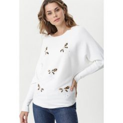 Biały Sweter Rosemoor. Białe swetry damskie Born2be, na wiosnę, xl, z aplikacjami, bez rękawów, bez kaptura. Za 69,99 zł.