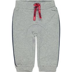 Spodnie dresowe w kolorze szarym. Szare spodnie niemowlęce Kanz, w paski, z dresówki. W wyprzedaży za 27,95 zł.