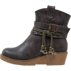 XTI Botki navy. Niebieskie botki damskie skórzane marki Xti. W wyprzedaży za 146,30 zł.