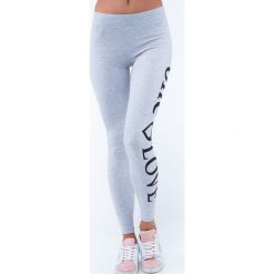 Legginsy z napisem na nogawce jasnoszare 7899. Szare legginsy we wzory Fasardi, m. Za 31,20 zł.