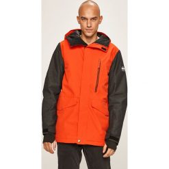 Quiksilver - Kurtka. Czerwone płaszcze męskie Quiksilver, s, bez wzorów, z poliesteru, z kapturem. W wyprzedaży za 449,90 zł.